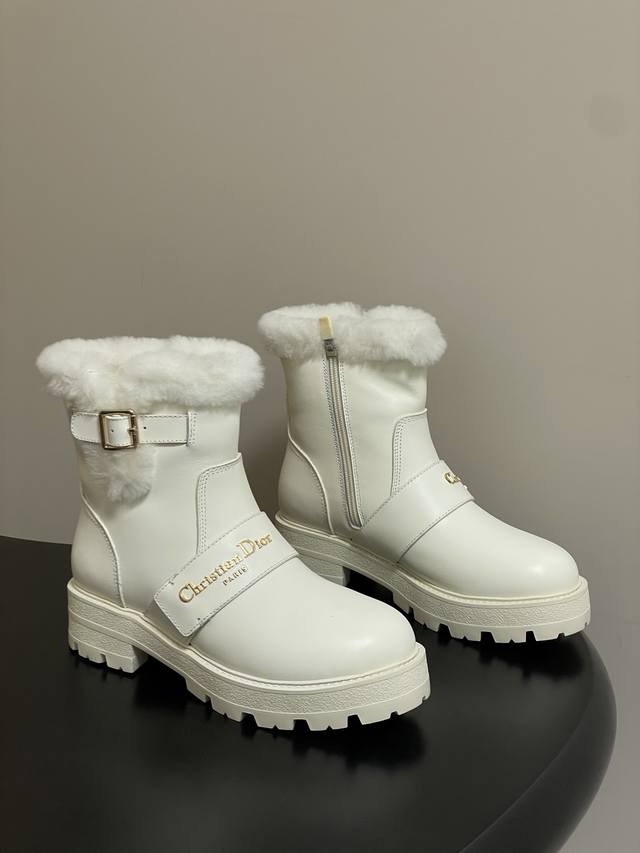 2025秋冬新款Dior迪奥Dioralps D-Quest 羊毛及踝靴Cd字母金属扣羊毛里厚底短靴搭扣机车靴雪地靴 这款 D-Quest 及踝靴是 Diora