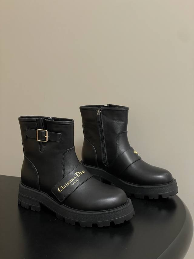 2025秋冬新款Dior迪奥D-Quest 及踝靴Cd字母金属扣厚底短靴搭扣机车靴 这款D-Quest 及踝靴全新演绎经典机车风格靴子，彰显Dior 的高订风格