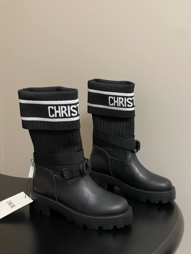2025秋冬新款Dior迪奥D-Major 及踝靴 爆火Cd字母电绣针织面料短靴厚底靴 这款 D-Major 及踝靴醒目吸睛，彰显个性。黑色牛皮革鞋面搭配同色调