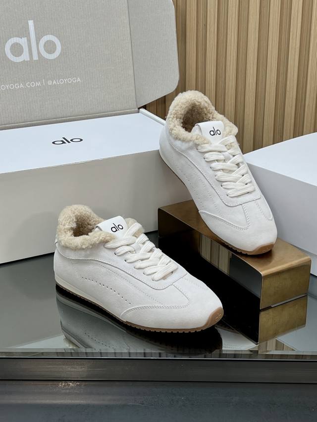 顶级版本 配飞机盒 Alo2025春夏厚底舒适 羊毛 情侣款 休闲 德训鞋 运动跑步鞋 Alo比耐克更懂女生！上脚超级百搭！而且超级舒适！是厚底款但是上脚一点都