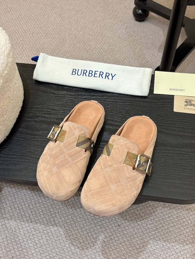 压纹男款 ,女款330元！ Burberry2025 爆款勃肯拖鞋出炉，选用柔软反绒面革面料打造，于意大利工坊精制而成。融入格纹图案压花，搭配压纹鞋底，其上点缀