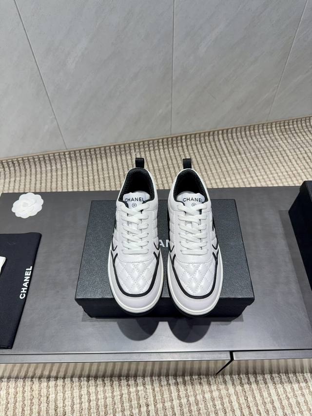 出厂: 独家顶级版本 小香C家2025Vs早秋火爆休闲系列 厚底拼色休闲鞋 仙女款，最新的拼色绝了，无法抗拒，最新饼干鞋目前超级流行的彩色休闲鞋，网红明星小红书