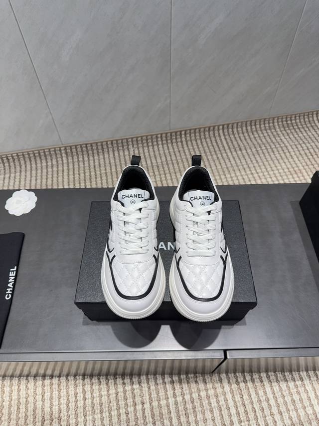 出厂: 独家顶级版本 小香C家2025Vs早秋火爆休闲系列 厚底拼色休闲鞋 仙女款，最新的拼色绝了，无法抗拒，最新饼干鞋目前超级流行的彩色休闲鞋，网红明星小红书