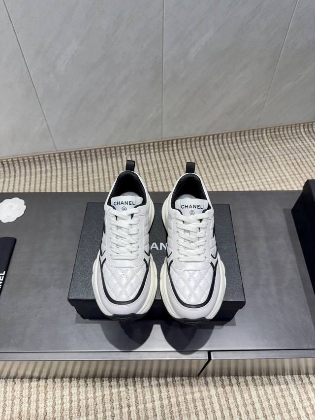 出厂: 独家顶级版本 小香C家2025Vs早秋火爆休闲系列 厚底拼色休闲鞋 仙女款，最新的拼色绝了，无法抗拒，最新饼干鞋目前超级流行的彩色休闲鞋，网红明星小红书