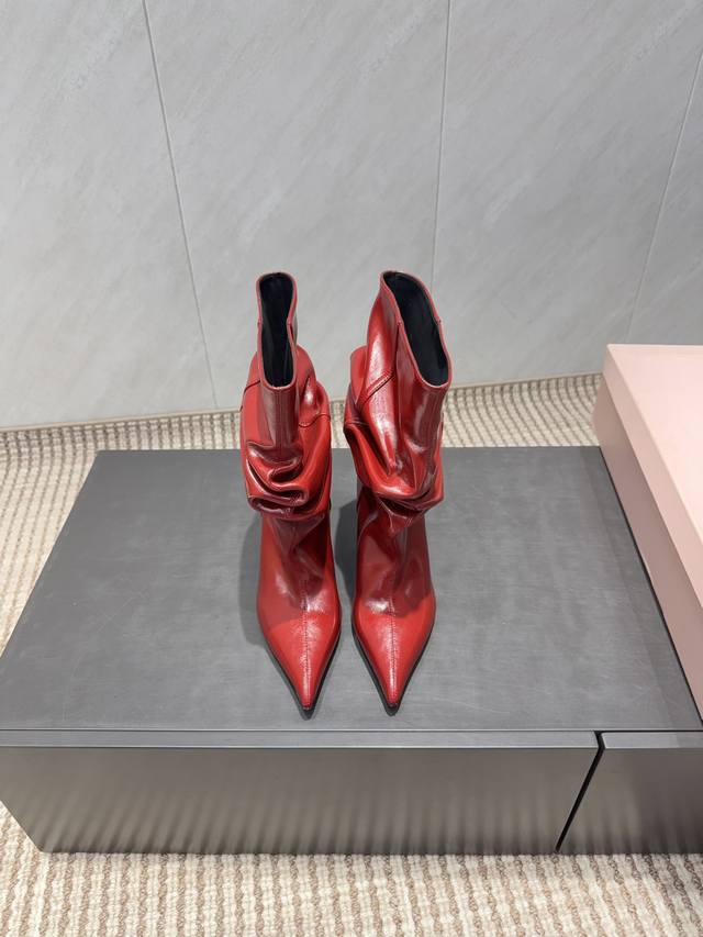 出厂： 独家顶级版本 Balmaln 2025Vs秋季最新时装爆款靴子系列 尖头堆皱坡跟短靴 原版一比一复刻，所有的位置刚刚好 ，网红爆款，顶级休闲度假系列 大