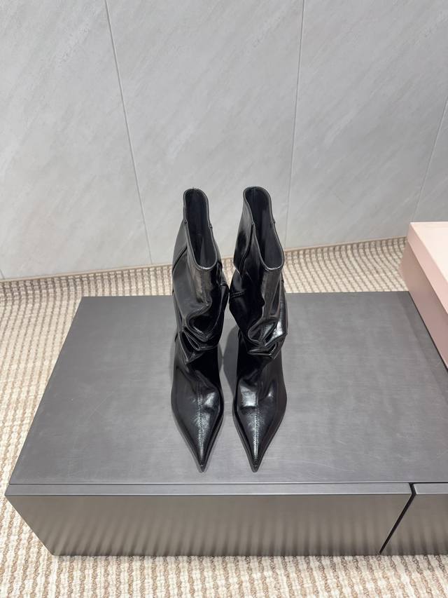 出厂： 独家顶级版本 Balmaln 2025Vs秋季最新时装爆款靴子系列 尖头堆皱坡跟短靴 原版一比一复刻，所有的位置刚刚好 ，网红爆款，顶级休闲度假系列 大