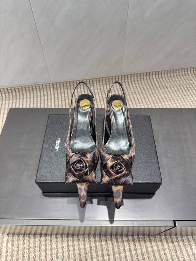 出厂: 独家顶级版本 Sain*T Lauren*T圣罗*兰2025 秋冬新品高跟单鞋系列！代购级别 尖头花朵后空单鞋 这双高跟短靴绝对是黑马选手 颜值超高 网