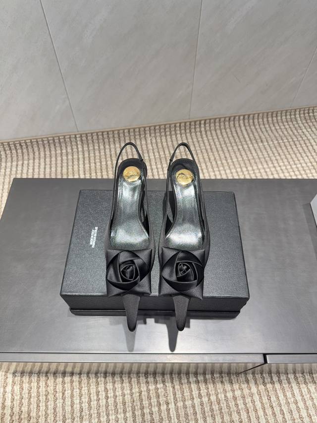 出厂: 独家顶级版本 Sain*T Lauren*T圣罗*兰2025 秋冬新品高跟单鞋系列！代购级别 尖头花朵后空单鞋 这双高跟短靴绝对是黑马选手 颜值超高 网