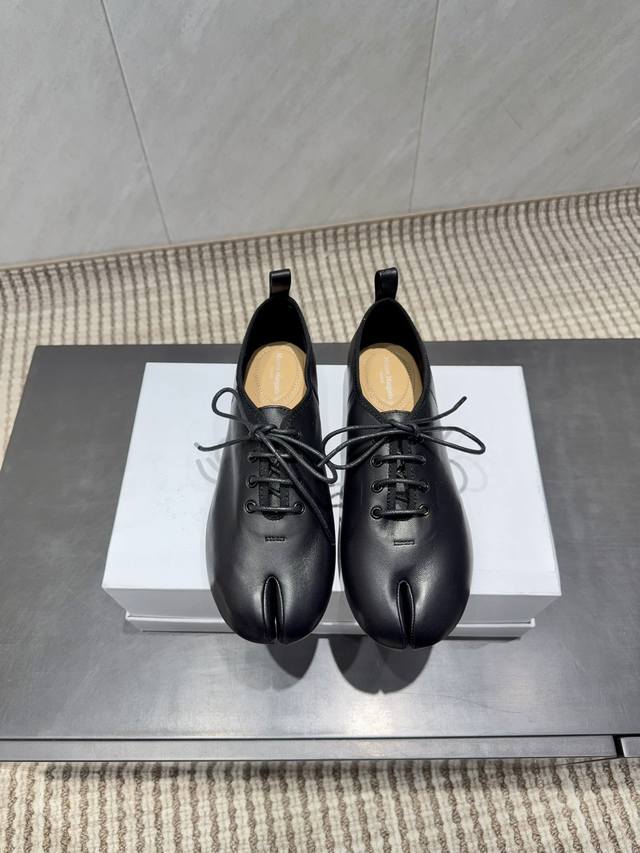 出厂: 独家顶级版本 Maison Margiela马吉拉25Vs秋季新款分趾乐福单鞋系列 分趾乐福单鞋 原版一比一打造舒适度，包裹性都比较好，个性十足，很好驾