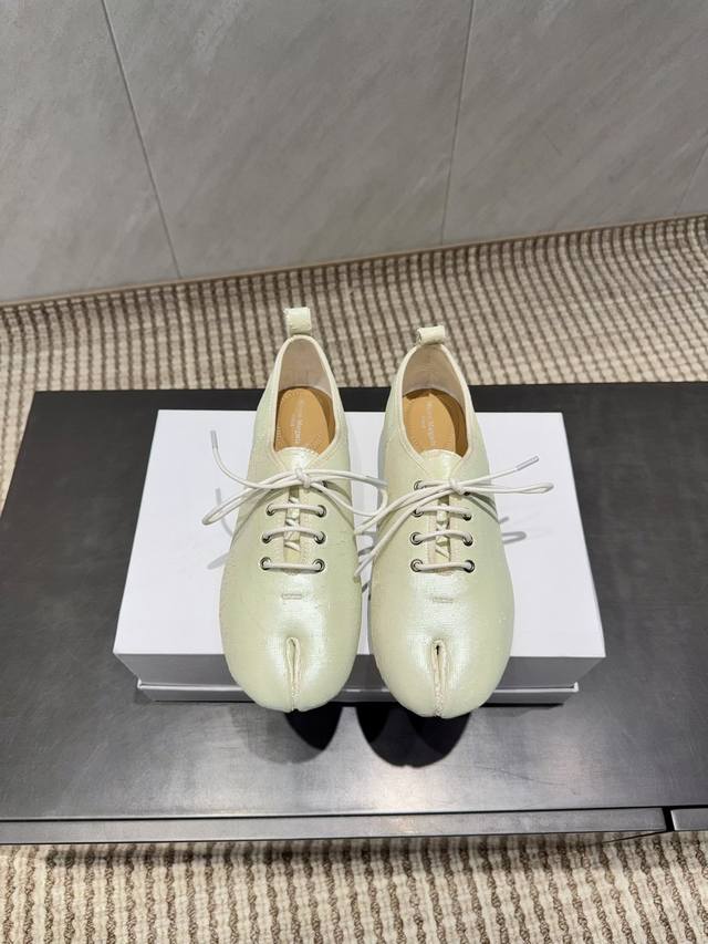 出厂:割纹 独家顶级版本 Maison Margiela马吉拉25Vs秋季新款分趾乐福单鞋系列 分趾乐福单鞋 原版一比一打造舒适度，包裹性都比较好，个性十足，很