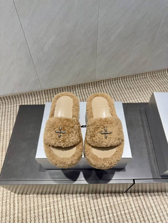 出厂: 独家顶级版本 Smfk Tide 2025Vs秋冬最新王炸爆款毛拖系列 十字花厚底毛拖 百搭的极简风国潮，新作继承了诸多品牌制胜的流行元素，势必大热 可