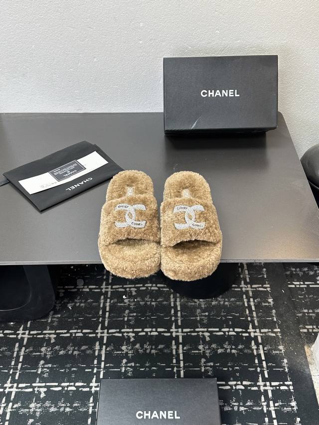 2025Sss官网、小红书同步最新配色小香家爆款火热上线，做工升级版，高品质！ 时尚潮流最新款毛毛拖，上脚超百搭暖底，女主们的最爱 橡胶大底 5码数：35-41