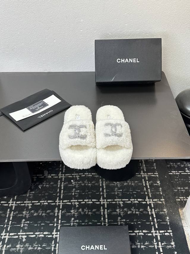 2025Sss官网、小红书同步最新配色小香家爆款火热上线，做工升级版，高品质！ 时尚潮流最新款毛毛拖，上脚超百搭暖底，女主们的最爱 橡胶大底 5码数：35-41