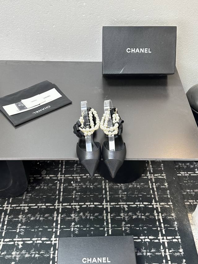 2026春夏新款 Chanel小香26C 尖头脚环大珍珠凉鞋双C扣山茶花平底玛丽珍经典双拼色中空单鞋 这款凉鞋以利落剪裁开启春夏序章，拼色设计碰撞出鲜活灵感，中