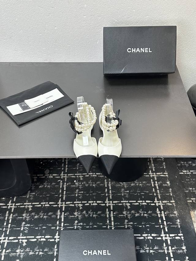 2026春夏新款 Chanel小香26C 尖头脚环大珍珠凉鞋双C扣山茶花平底玛丽珍经典双拼色中空单鞋 这款凉鞋以利落剪裁开启春夏序章，拼色设计碰撞出鲜活灵感，中
