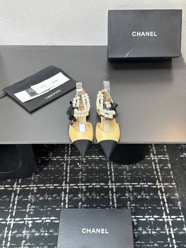 2026春夏新款 Chanel小香26C 尖头脚环大珍珠凉鞋双C扣山茶花平底玛丽珍经典双拼色中空单鞋 这款凉鞋以利落剪裁开启春夏序章，拼色设计碰撞出鲜活灵感，中