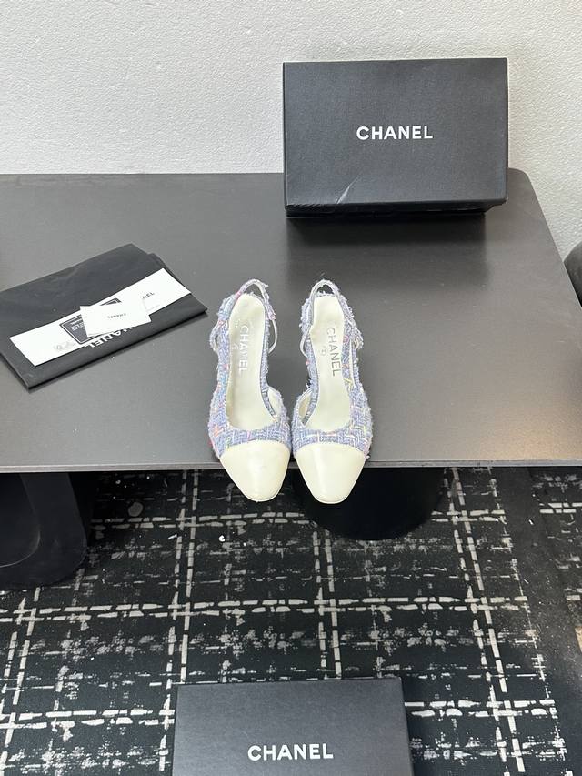 Chanel 香奈儿小香风经典拼色凉鞋，夏季专柜新色，这款单品延续经典小香特色...百搭时尚单鞋走秀款，全新升级楦头 ，独家订制五金扣 、原版开模 小香全系列
