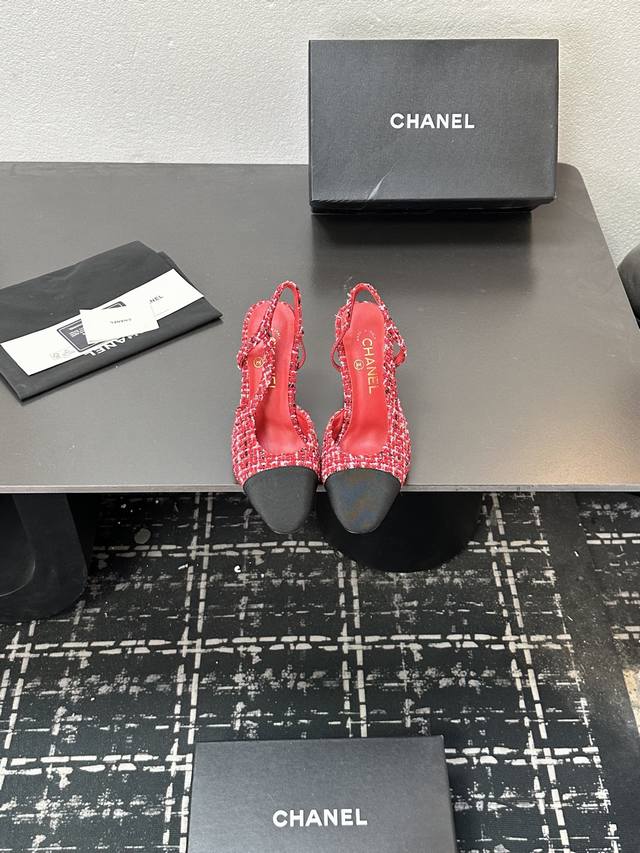 Chanel 香奈儿小香风经典拼色凉鞋，夏季专柜新色，这款单品延续经典小香特色...百搭时尚单鞋走秀款，全新升级楦头 ，独家订制五金扣 、原版开模 小香全系列