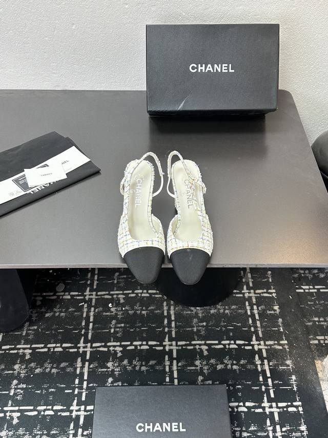 Chanel 香奈儿小香风经典拼色凉鞋，夏季专柜新色，这款单品延续经典小香特色...百搭时尚单鞋走秀款，全新升级楦头 ，独家订制五金扣 、原版开模 小香全系列
