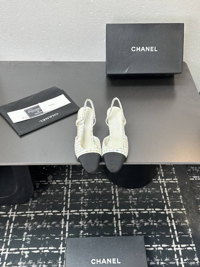 Chanel 香奈儿小香风经典拼色凉鞋，夏季专柜新色，这款单品延续经典小香特色...百搭时尚单鞋走秀款，全新升级楦头 ，独家订制五金扣 、原版开模 小香全系列