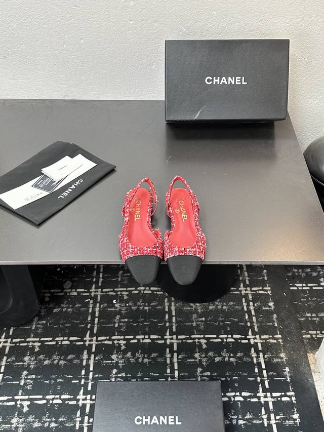Chanel 香奈儿小香风经典拼色凉鞋，夏季专柜新色，这款单品延续经典小香特色...百搭时尚单鞋走秀款，全新升级楦头 ，独家订制五金扣 、原版开模 小香全系列