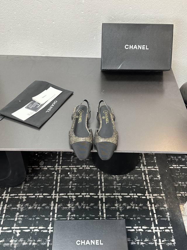 Chanel 香奈儿小香风经典拼色凉鞋，夏季专柜新色，这款单品延续经典小香特色...百搭时尚单鞋走秀款，全新升级楦头 ，独家订制五金扣 、原版开模 小香全系列