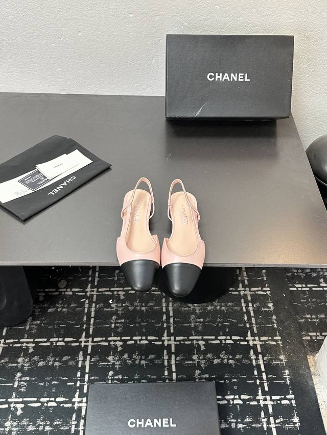 Chanel 香奈儿小香风经典拼色凉鞋，夏季专柜新色，这款单品延续经典小香特色...百搭时尚单鞋走秀款，全新升级楦头 ，独家订制五金扣 、原版开模 小香全系列