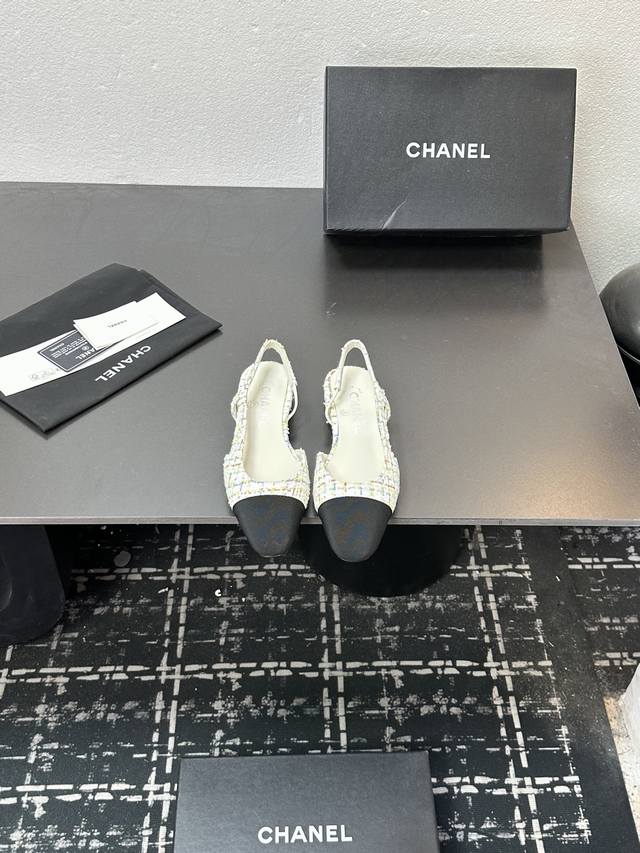 Chanel 香奈儿小香风经典拼色凉鞋，夏季专柜新色，这款单品延续经典小香特色...百搭时尚单鞋走秀款，全新升级楦头 ，独家订制五金扣 、原版开模 小香全系列