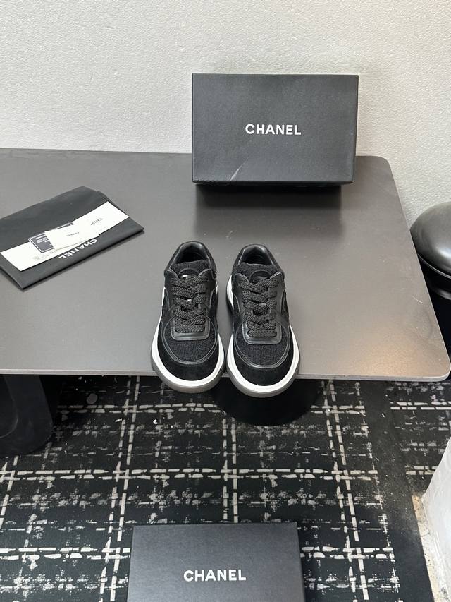 Chanel香奈儿熊猫鞋！2025专柜顶级休闲款运动鞋 这款经典设计；鞋面多种工艺电绣的风格；大底却时尚运动；不平凡的拥入了多种配色元素 多元化混搭非常好看百搭