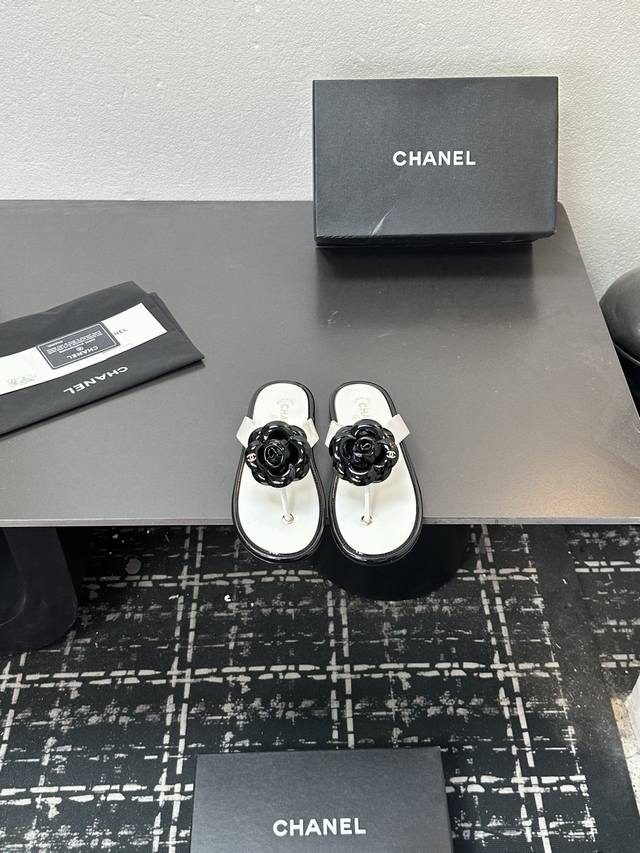 2025小香 本季秋冬季必备单品！！山茶花夹脚拖 香奈儿秋冬重工爆款 小红书力推款，怎么搭配都好看，时髦精必备，香奈儿女士钟爱简约又难以抗拒系搭配展现与众不同的