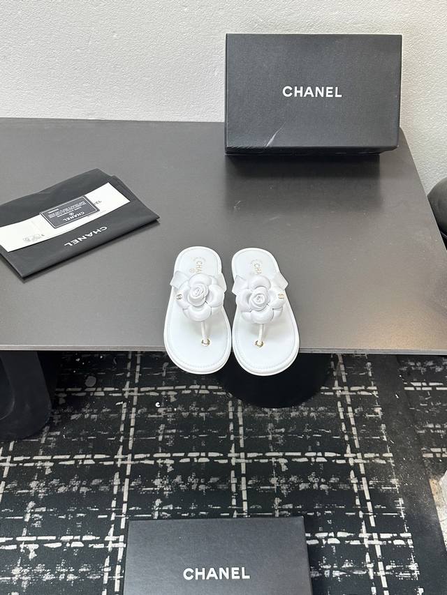 2025小香 本季秋冬季必备单品！！山茶花夹脚拖 香奈儿秋冬重工爆款 小红书力推款，怎么搭配都好看，时髦精必备，香奈儿女士钟爱简约又难以抗拒系搭配展现与众不同的