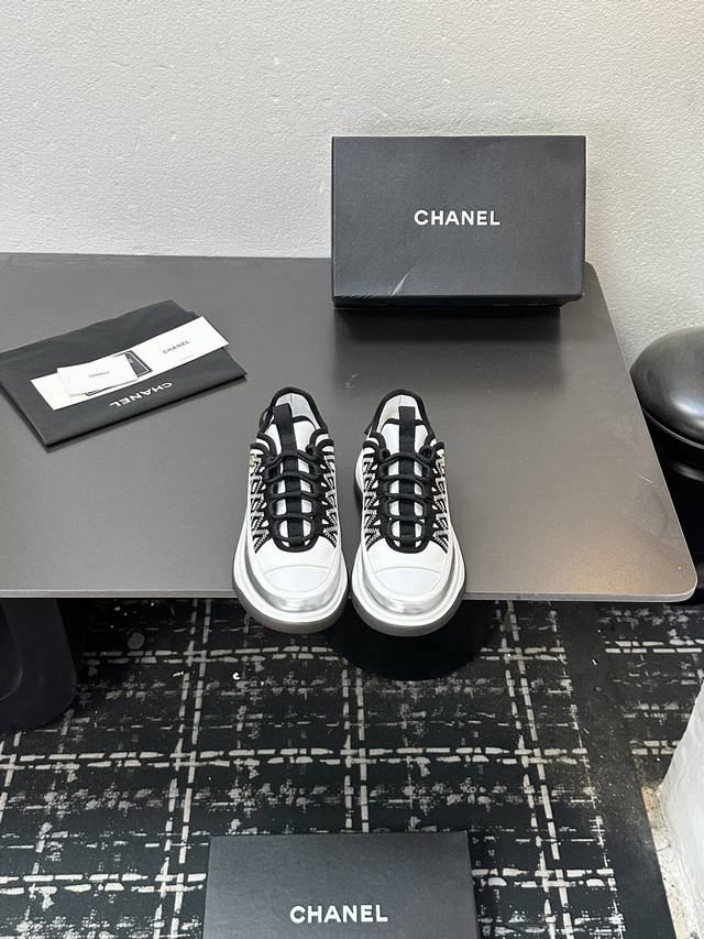 Chanel香奈儿熊猫鞋！2025专柜顶级休闲款运动鞋 这款经典设计；鞋面多种工艺电绣的风格；大底却时尚运动；不平凡的拥入了多种配色元素 多元化混搭非常好看百搭