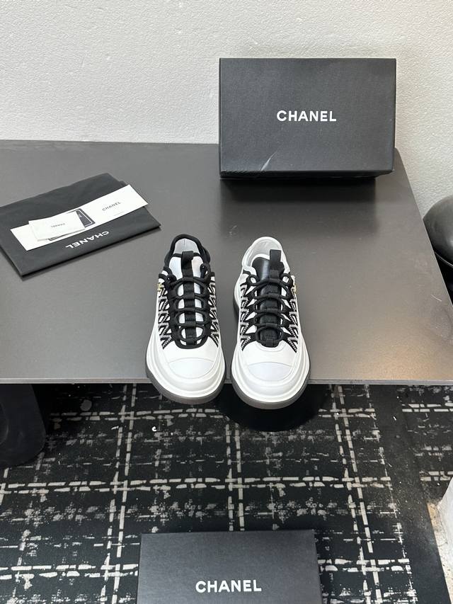 Chanel香奈儿熊猫鞋！2025专柜顶级休闲款运动鞋 这款经典设计；鞋面多种工艺电绣的风格；大底却时尚运动；不平凡的拥入了多种配色元素 多元化混搭非常好看百搭