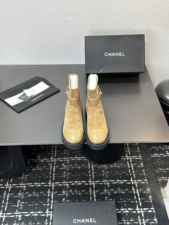 2025小香短靴，本季秋冬季必备单品！！ 香奈儿秋冬重工爆款短靴 小红书力推款，怎么搭配都好看，时髦精必备，香奈儿女士钟爱简约又难以抗拒搭配展现与众不同的穿搭风