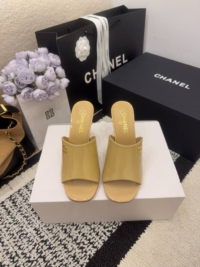 现货发售 *26 专柜 正品级 版本！！ 官方目录： 码数：35、36、37、38、39 34 40 41 需要定做跟客服 沟通 均配有意大利正品包装