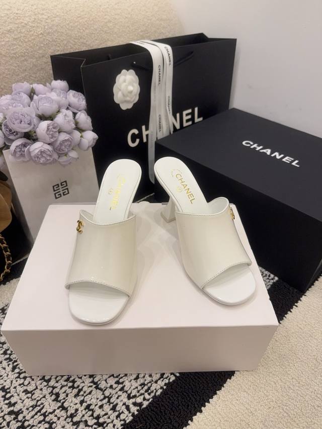 现货发售 *26 专柜 正品级 版本！！ 官方目录： 码数：35、36、37、38、39 34 40 41 需要定做跟客服 沟通 均配有意大利正品包装