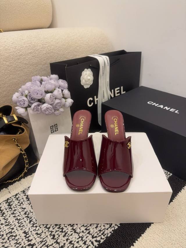 现货发售 *26 专柜 正品级 版本！！ 官方目录： 码数：35、36、37、38、39 34 40 41 需要定做跟客服 沟通 均配有意大利正品包装