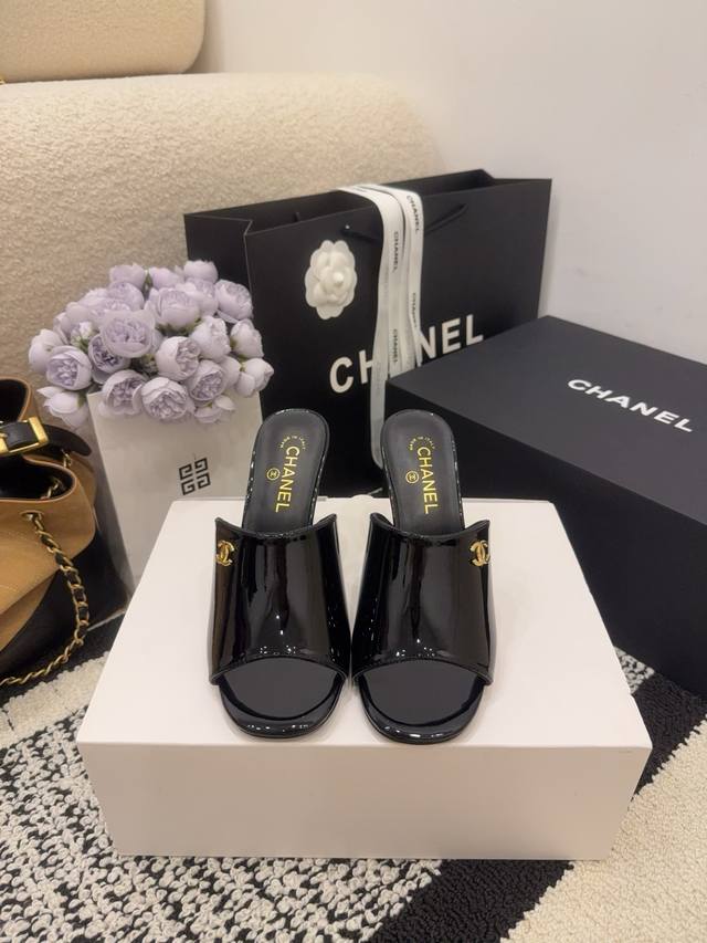 现货发售 *26 专柜 正品级 版本！！ 官方目录： 码数：35、36、37、38、39 34 40 41 需要定做跟客服 沟通 均配有意大利正品包装