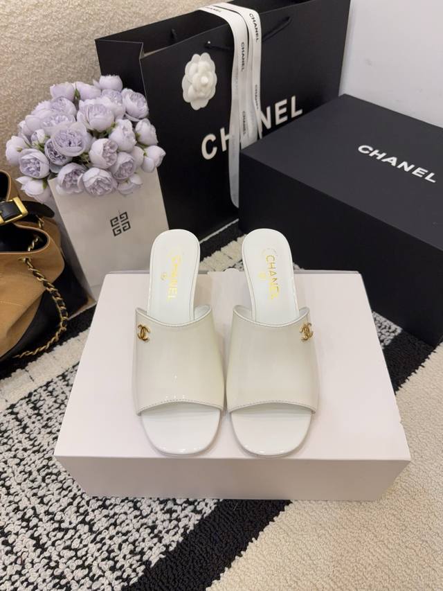 现货发售 *26 专柜 正品级 版本！！ 官方目录： 码数：35、36、37、38、39 34 40 41 需要定做跟客服 沟通 均配有意大利正品包装