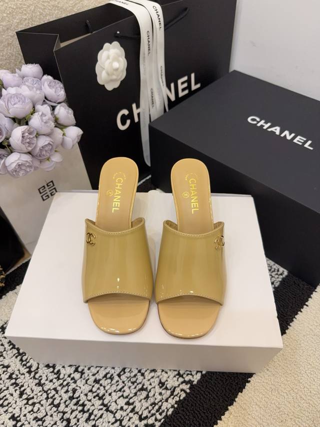 现货发售 *26 专柜 正品级 版本！！ 官方目录： 码数：35、36、37、38、39 34 40 41 需要定做跟客服 沟通 均配有意大利正品包装