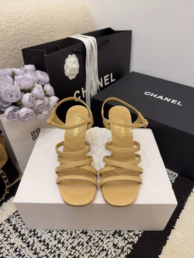 现货发售 *26 专柜 正品级 版本！！ 官方目录： 码数：35、36、37、38、39 34 40 41 需要定做跟客服 沟通 均配有意大利正品包装