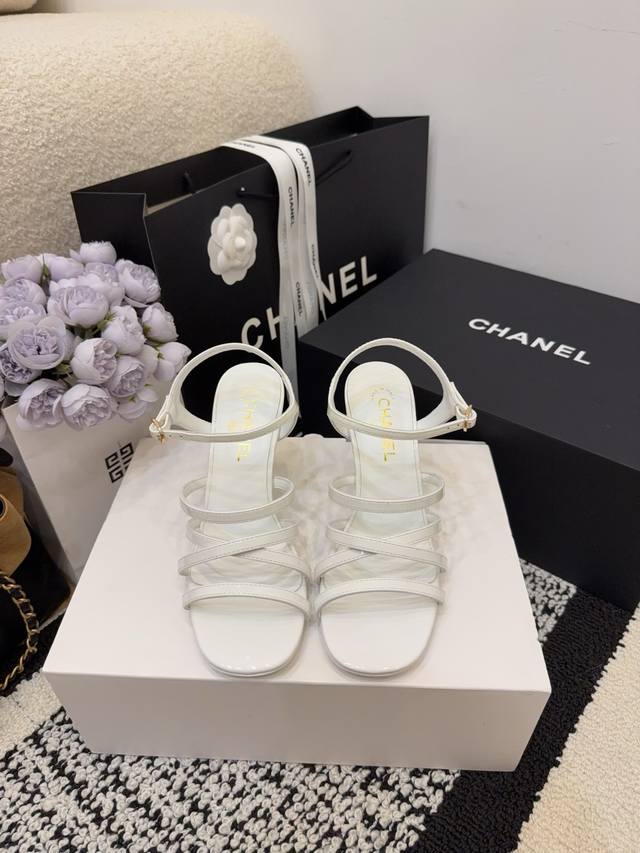 现货发售 *26 专柜 正品级 版本！！ 官方目录： 码数：35、36、37、38、39 34 40 41 需要定做跟客服 沟通 均配有意大利正品包装