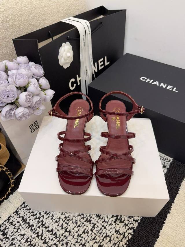 现货发售 *26 专柜 正品级 版本！！ 官方目录： 码数：35、36、37、38、39 34 40 41 需要定做跟客服 沟通 均配有意大利正品包装