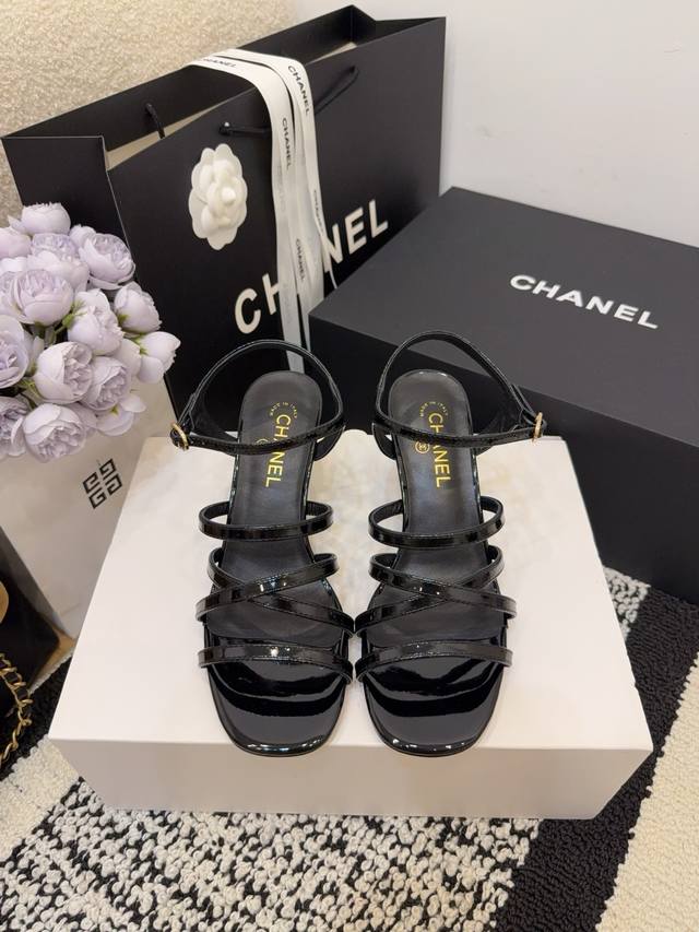 现货发售 *26 专柜 正品级 版本！！ 官方目录： 码数：35、36、37、38、39 34 40 41 需要定做跟客服 沟通 均配有意大利正品包装