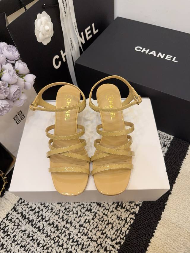 现货发售 *26 专柜 正品级 版本！！ 官方目录： 码数：35、36、37、38、39 34 40 41 需要定做跟客服 沟通 均配有意大利正品包装