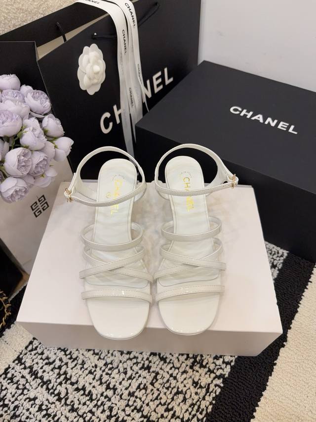 现货发售 *26 专柜 正品级 版本！！ 官方目录： 码数：35、36、37、38、39 34 40 41 需要定做跟客服 沟通 均配有意大利正品包装