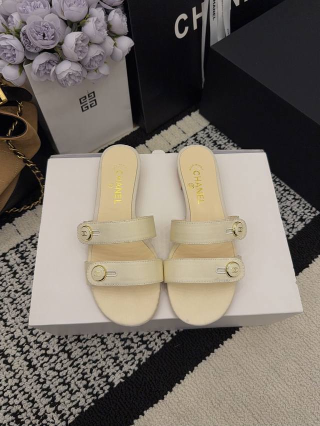 现货发售 *26 专柜 正品级 版本！！ 官方目录： 码数：35、36、37、38、39 34 40 41 需要定做跟客服 沟通 均配有意大利正品包装