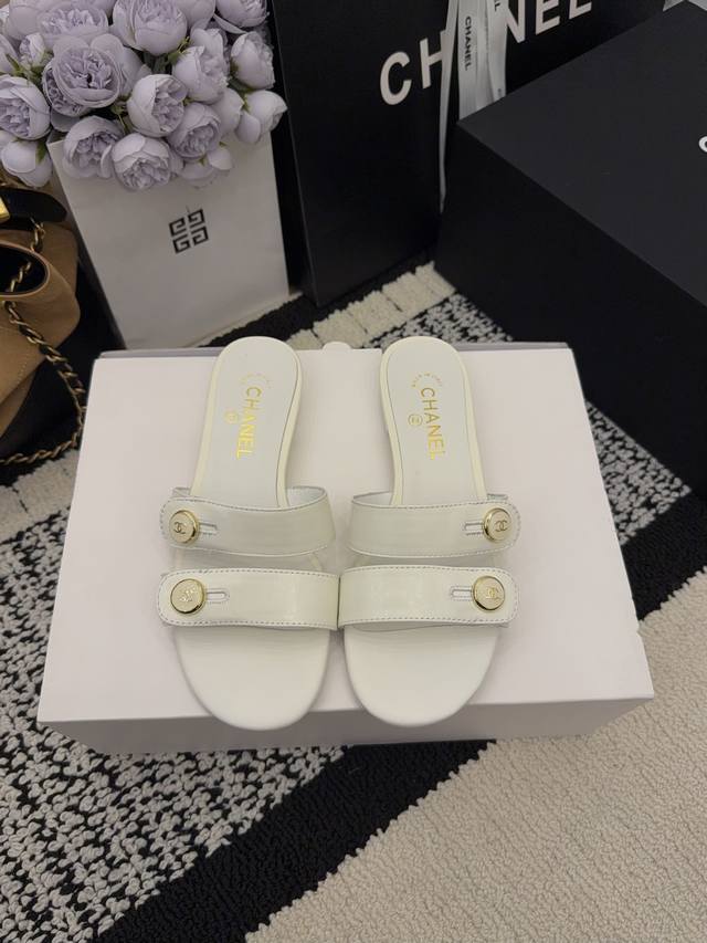 现货发售 *26 专柜 正品级 版本！！ 官方目录： 码数：35、36、37、38、39 34 40 41 需要定做跟客服 沟通 均配有意大利正品包装