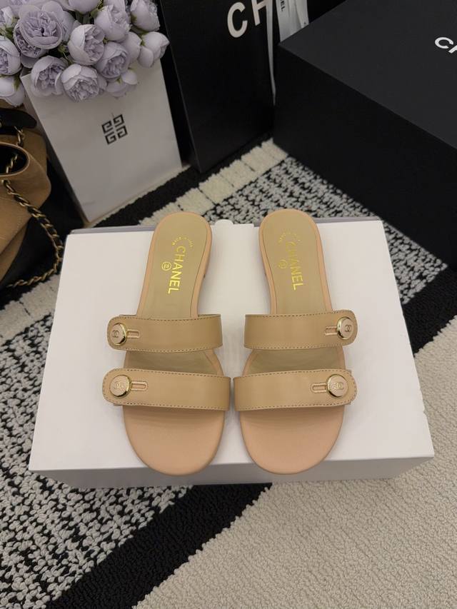 现货发售 *26 专柜 正品级 版本！！ 官方目录： 码数：35、36、37、38、39 34 40 41 需要定做跟客服 沟通 均配有意大利正品包装