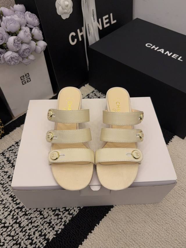 现货发售 *26 专柜 正品级 版本！！ 官方目录： 码数：35、36、37、38、39 34 40 41 需要定做跟客服 沟通 均配有意大利正品包装